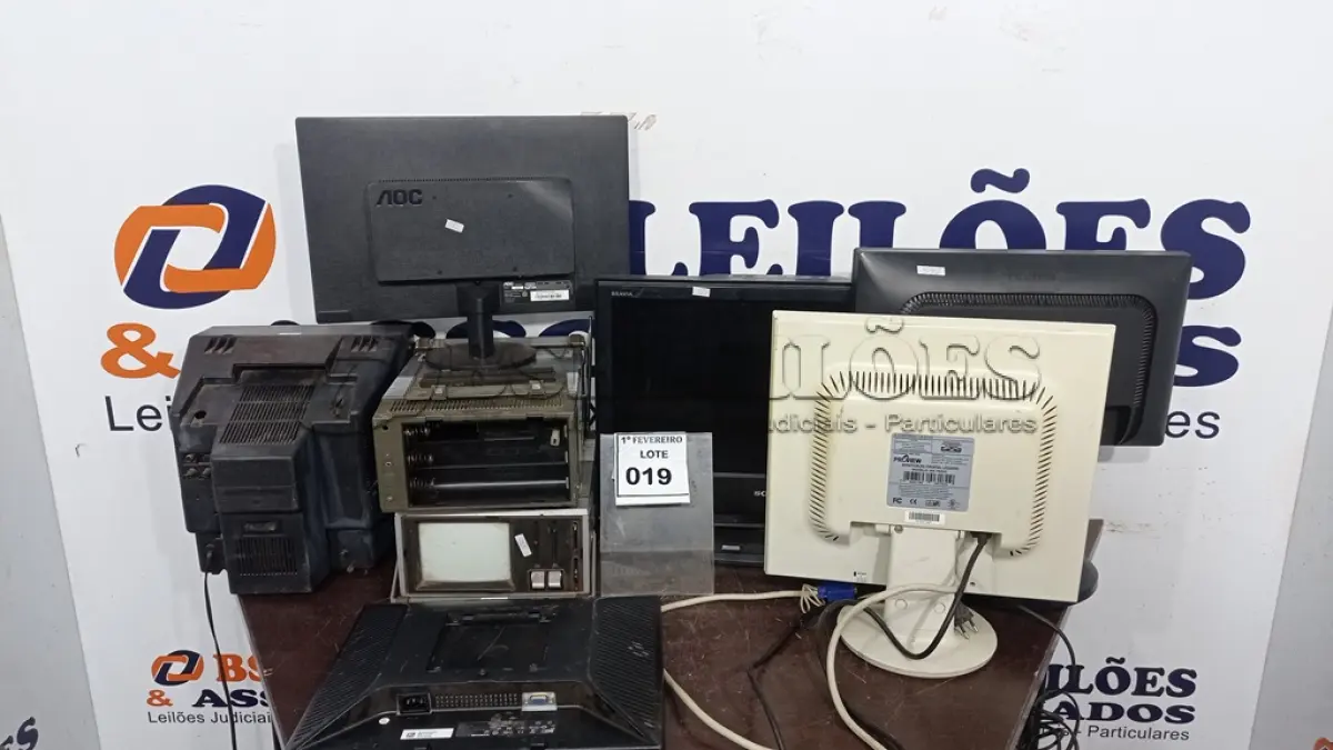 LOTE 019 - 01 TV LCD 20’’ MARCA SONY, 04 MONITORES DE MARCAS E MODELOS DIVERSOS, 01 TV RETRÔ PORTÁTIL MODELO DELUXE 12 MARCA PHILCO E 02 RÁDIOS/TV PORTÁTEIS. (NO ESTADO) ATENÇÃO! FAZER A VISITAÇÃO ANTES DE ARREMATAR, NÃO SABEMOS SE FUNCIONA, LEILÃO NÃO TEM GARANTIA E NEM DEVOLUÇÃO, SUJEITO A POSSÍVEIS AVARIAS VISÍVEIS/OCULTAS E/OU AUSÊNCIA DE COMPONENTES.