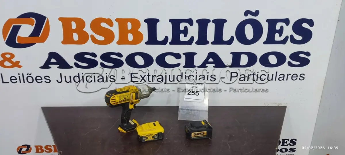 LOTE 255 - 01 CHAVE DE IMPACTO DEWALT 20V 5AH COM BATERIA RESERVA. (NO ESTADO) ATENÇÃO! FAZER A VISITAÇÃO ANTES DE ARREMATAR, NÃO SABEMOS SE FUNCIONA, LEILÃO NÃO TEM GARANTIA E NEM DEVOLUÇÃO, SUJEITO A POSSÍVEIS AVARIAS VISÍVEIS/OCULTAS E/OU AUSÊNCIA DE COMPONENTES.