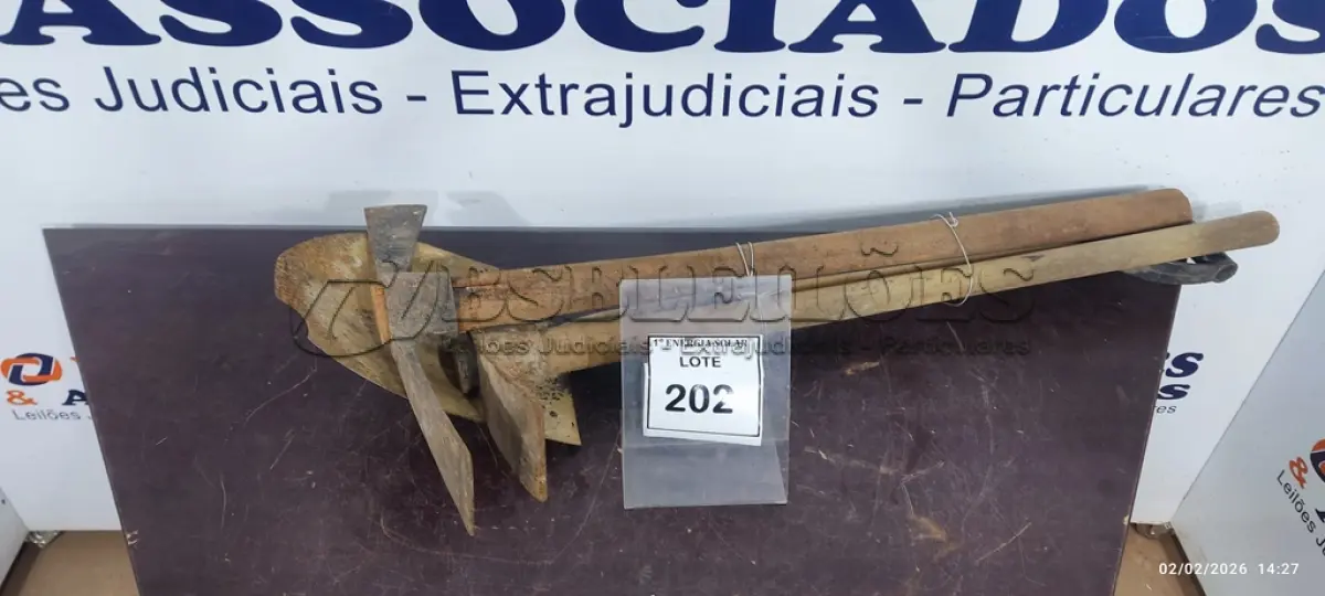 LOTE 202 - 01 CHIBANCA COM CABO, 01 ENXADÃO COM CABO E 01 PÁ COM CABO. (NO ESTADO) ATENÇÃO! FAZER A VISITAÇÃO ANTES DE ARREMATAR, NÃO SABEMOS SE FUNCIONA, LEILÃO NÃO TEM GARANTIA E NEM DEVOLUÇÃO, SUJEITO A POSSÍVEIS AVARIAS VISÍVEIS/OCULTAS E/OU AUSÊNCIA DE COMPONENTES.
