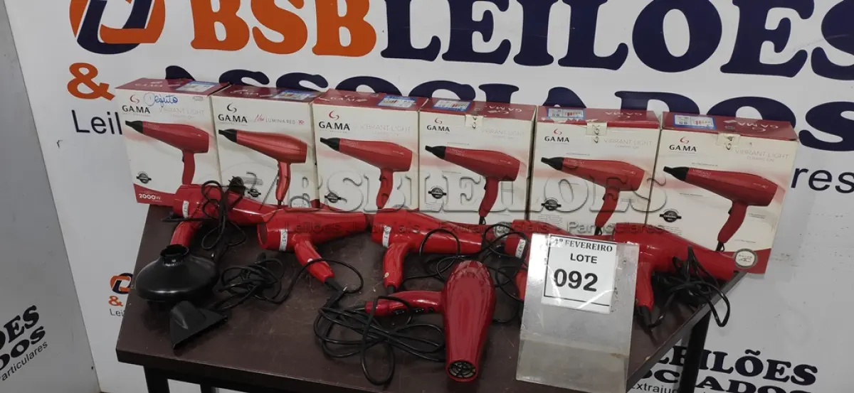 LOTE 092 - 06 SECADORES DE CABELO MARCA GA.MA E 01 ESCOVA DE CABELO MARCA MALLORY 220V. (NO ESTADO) ATENÇÃO! FAZER A VISITAÇÃO ANTES DE ARREMATAR, NÃO SABEMOS SE FUNCIONA, LEILÃO NÃO TEM GARANTIA E NEM DEVOLUÇÃO, SUJEITO A POSSÍVEIS AVARIAS VISÍVEIS/OCULTAS E/OU AUSÊNCIA DE COMPONENTES.