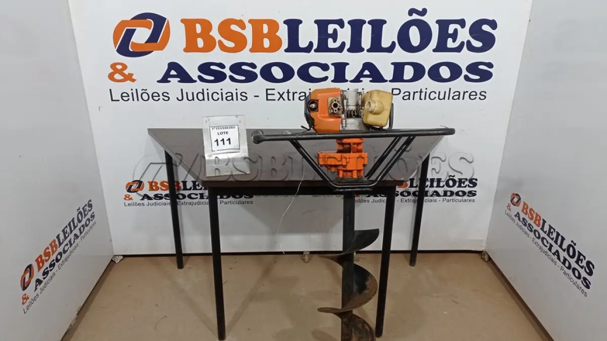 LOTE 111 - 01 MÁQUINA PERFURADORA DE SOLO A GASOLINA INCOMPLETA E 01 BROCA. (NO ESTADO) ATENÇÃO! FAZER A VISITAÇÃO ANTES DE ARREMATAR, NÃO SABEMOS SE FUNCIONA, LEILÃO NÃO TEM GARANTIA E NEM DEVOLUÇÃO, SUJEITO A POSSÍVEIS AVARIAS VISÍVEIS/OCULTAS E/OU AUSÊNCIA DE COMPONENTES.