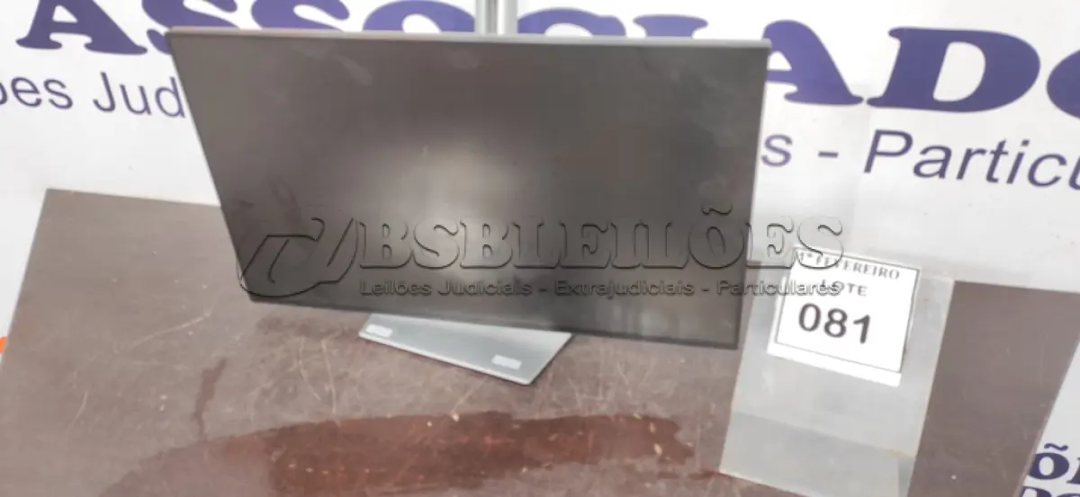LOTE 081 - 01 MONITOR LCD MARCA DELL. (NO ESTADO) ATENÇÃO! FAZER A VISITAÇÃO ANTES DE ARREMATAR, NÃO SABEMOS SE FUNCIONA, LEILÃO NÃO TEM GARANTIA E NEM DEVOLUÇÃO, SUJEITO A POSSÍVEIS AVARIAS VISÍVEIS/OCULTAS E/OU AUSÊNCIA DE COMPONENTES.