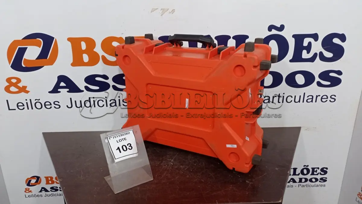 LOTE 103 - 01 CASE NA COR LARANJA. (NO ESTADO) ATENÇÃO! FAZER A VISITAÇÃO ANTES DE ARREMATAR, NÃO SABEMOS SE FUNCIONA, LEILÃO NÃO TEM GARANTIA E NEM DEVOLUÇÃO, SUJEITO A POSSÍVEIS AVARIAS VISÍVEIS/OCULTAS E/OU AUSÊNCIA DE COMPONENTES.