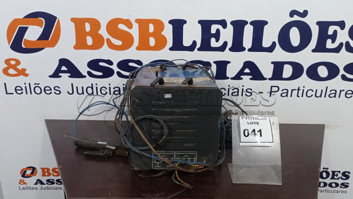 LOTE 041 - 01 MÁQUINA DE SOLDA BX250T. (NO ESTADO) ATENÇÃO! FAZER A VISITAÇÃO ANTES DE ARREMATAR, NÃO SABEMOS SE FUNCIONA, LEILÃO NÃO TEM GARANTIA E NEM DEVOLUÇÃO, SUJEITO A POSSÍVEIS AVARIAS VISÍVEIS/OCULTAS E/OU AUSÊNCIA DE COMPONENTES.