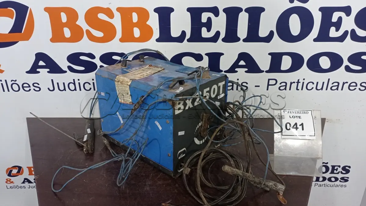 LOTE 041 - 01 MÁQUINA DE SOLDA BX250T. (NO ESTADO) ATENÇÃO! FAZER A VISITAÇÃO ANTES DE ARREMATAR, NÃO SABEMOS SE FUNCIONA, LEILÃO NÃO TEM GARANTIA E NEM DEVOLUÇÃO, SUJEITO A POSSÍVEIS AVARIAS VISÍVEIS/OCULTAS E/OU AUSÊNCIA DE COMPONENTES.
