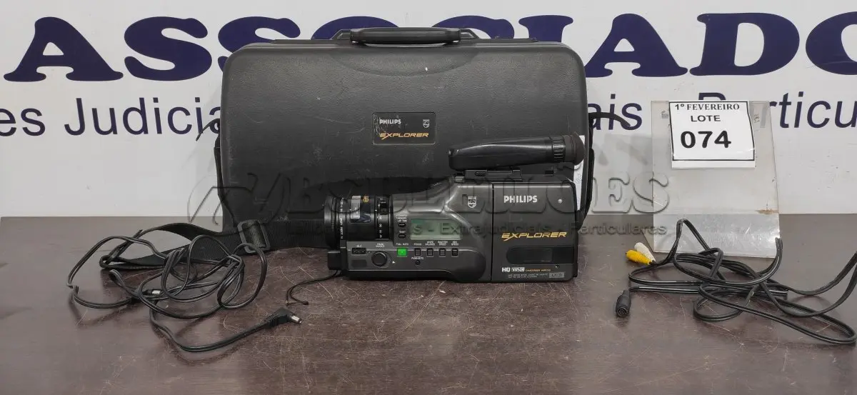 LOTE 074 - 01 FILMADORA MODELO EXPLORER VKR7010 COM MALETA MARCA PHILIPS. (NO ESTADO) ATENÇÃO! FAZER A VISITAÇÃO ANTES DE ARREMATAR, NÃO SABEMOS SE FUNCIONA, LEILÃO NÃO TEM GARANTIA E NEM DEVOLUÇÃO, SUJEITO A POSSÍVEIS AVARIAS VISÍVEIS/OCULTAS E/OU AUSÊNCIA DE COMPONENTES.