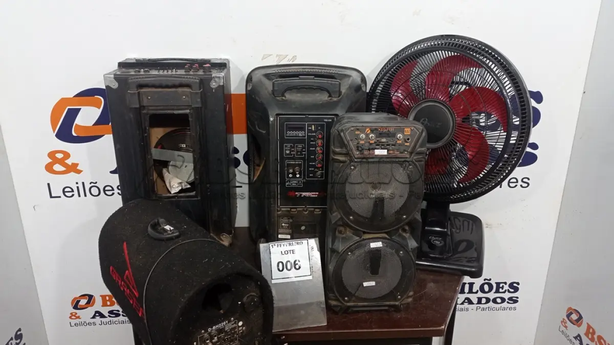 LOTE 006 - 01 VENTILADOR MARCA OSTER E 03 CAIXAS DE SOM DE MARCAS E MODELOS DIVERSOS. (NO ESTADO) ATENÇÃO! FAZER A VISITAÇÃO ANTES DE ARREMATAR, NÃO SABEMOS SE FUNCIONA, LEILÃO NÃO TEM GARANTIA E NEM DEVOLUÇÃO, SUJEITO A POSSÍVEIS AVARIAS VISÍVEIS/OCULTAS E/OU AUSÊNCIA DE COMPONENTES.