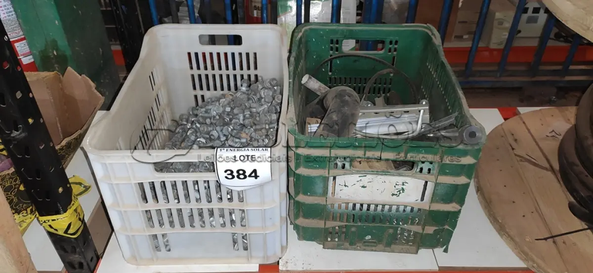 LOTE 384 - 02 CAIXAS SENDO 01 COM MATERIAIS DIVERSOS COMO CORRENTES, FERRAGENS, CALÇOS DE MADEIRAS E CABOS (NO ESTADO) ATENÇÃO! FAZER A VISITAÇÃO ANTES DE ARREMATAR, NÃO SABEMOS SE FUNCIONA, LEILÃO NÃO TEM GARANTIA E NEM DEVOLUÇÃO, SUJEITO A POSSÍVEIS AVARIAS VISÍVEIS/OCULTAS E/OU