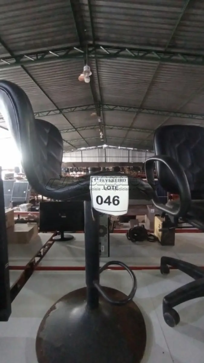 LOTE 046 - 01 BANQUETA NA COR PRETA. (NO ESTADO) ATENÇÃO! FAZER A VISITAÇÃO ANTES DE ARREMATAR, NÃO SABEMOS SE FUNCIONA, LEILÃO NÃO TEM GARANTIA E NEM DEVOLUÇÃO, SUJEITO A POSSÍVEIS AVARIAS VISÍVEIS/OCULTAS E/OU AUSÊNCIA DE COMPONENTES.