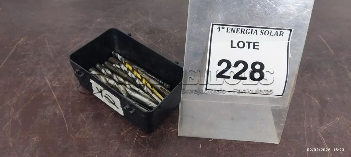 LOTE 228 - 01 CAIXA COM BROCAS DIVERSAS. (NO ESTADO) ATENÇÃO! FAZER A VISITAÇÃO ANTES DE ARREMATAR, NÃO SABEMOS SE FUNCIONA, LEILÃO NÃO TEM GARANTIA E NEM DEVOLUÇÃO, SUJEITO A POSSÍVEIS AVARIAS VISÍVEIS/OCULTAS E/OU AUSÊNCIA DE COMPONENTES.