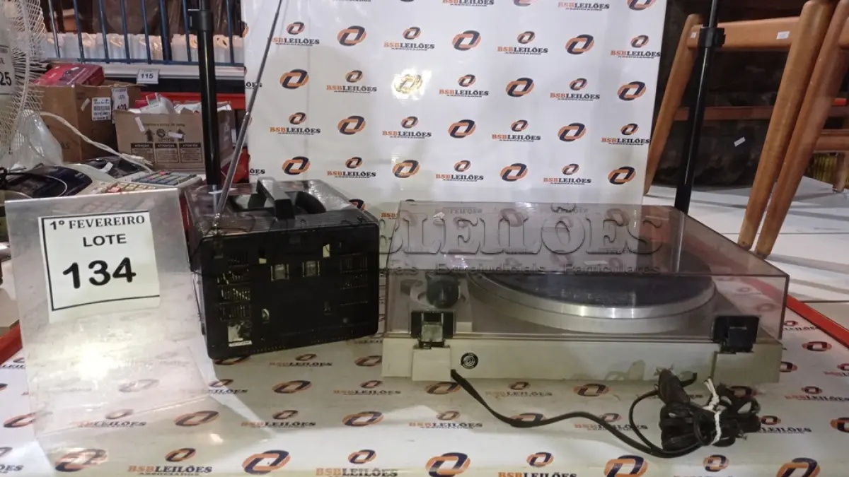 LOTE 134 - 01 TV/AM/FM RÁDIO PORTÁTIL 5’’ COLORIDA MARCA BROKSONIC E 01 TOCA DISCO MODELO T-515 MARCA GRADIENTE. (NO ESTADO) ATENÇÃO! FAZER A VISITAÇÃO ANTES DE ARREMATAR, NÃO SABEMOS SE FUNCIONA, LEILÃO NÃO TEM GARANTIA E NEM DEVOLUÇÃO, SUJEITO A POSSÍVEIS AVARIAS VISÍVEIS/OCULTAS E/OU AUSÊNCIA DE COMPONENTES.