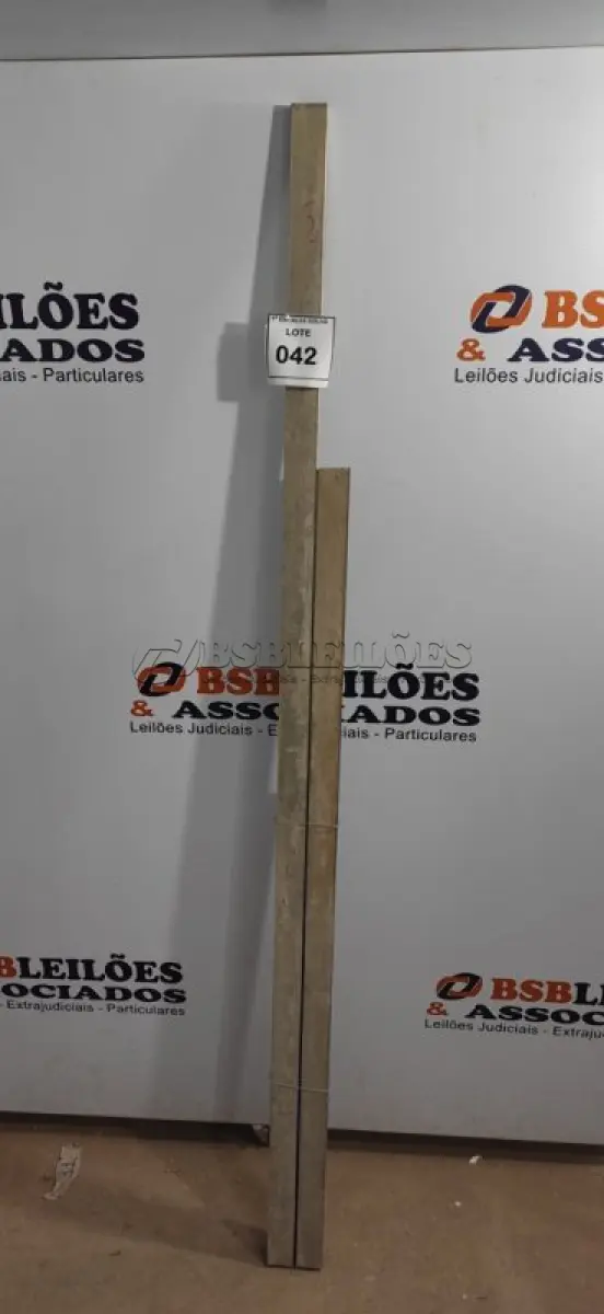 LOTE 042 - 04 RÉGUAS DE ALUMÍNIO TAMANHOS DIVERSOS. (NO ESTADO) ATENÇÃO! FAZER A VISITAÇÃO ANTES DE ARREMATAR, NÃO SABEMOS SE FUNCIONA, LEILÃO NÃO TEM GARANTIA E NEM DEVOLUÇÃO, SUJEITO A POSSÍVEIS AVARIAS VISÍVEIS/OCULTAS E/OU AUSÊNCIA DE COMPONENTES.