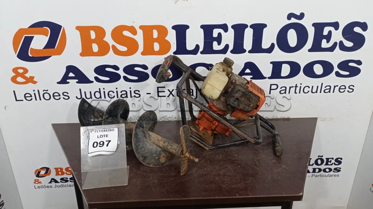 LOTE 097 - 01 MÁQUINA PERFURADORA DE SOLO A GASOLINA INCOMPLETA E 01 BROCA. (NO ESTADO) ATENÇÃO! FAZER A VISITAÇÃO ANTES DE ARREMATAR, NÃO SABEMOS SE FUNCIONA, LEILÃO NÃO TEM GARANTIA E NEM DEVOLUÇÃO, SUJEITO A POSSÍVEIS AVARIAS VISÍVEIS/OCULTAS E/OU AUSÊNCIA DE COMPONENTES.
