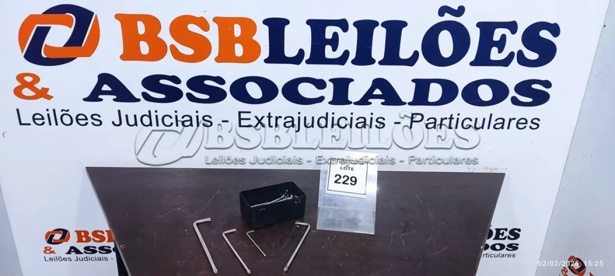 LOTE 229 - 01 CAIXA COM CHAVES ETORK DIVERSAS. (NO ESTADO) ATENÇÃO! FAZER A VISITAÇÃO ANTES DE ARREMATAR, NÃO SABEMOS SE FUNCIONA, LEILÃO NÃO TEM GARANTIA E NEM DEVOLUÇÃO, SUJEITO A POSSÍVEIS AVARIAS VISÍVEIS/OCULTAS E/OU AUSÊNCIA DE COMPONENTES.