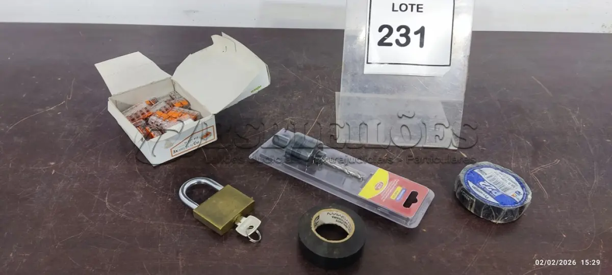 LOTE 231 - 01 LOTE COM 01 CADEADO COM CHAVE N*50, 01 CAIXA COM CONECTORES DE EMENDA, 02 FITAS ISOLANTE 01 BROCA PILOTO COM SUPORTE PARA SERRA COPO 7/16.  (NO ESTADO) ATENÇÃO! FAZER A VISITAÇÃO ANTES DE ARREMATAR, NÃO SABEMOS SE FUNCIONA, LEILÃO NÃO TEM GARANTIA E NEM DEVOLUÇÃO, SUJEITO A POSSÍVEIS AVARIAS VISÍVEIS/OCULTAS E/OU AUSÊNCIA DE COMPONENTES.