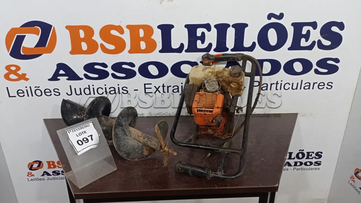 LOTE 097 - 01 MÁQUINA PERFURADORA DE SOLO A GASOLINA INCOMPLETA E 01 BROCA. (NO ESTADO) ATENÇÃO! FAZER A VISITAÇÃO ANTES DE ARREMATAR, NÃO SABEMOS SE FUNCIONA, LEILÃO NÃO TEM GARANTIA E NEM DEVOLUÇÃO, SUJEITO A POSSÍVEIS AVARIAS VISÍVEIS/OCULTAS E/OU AUSÊNCIA DE COMPONENTES.