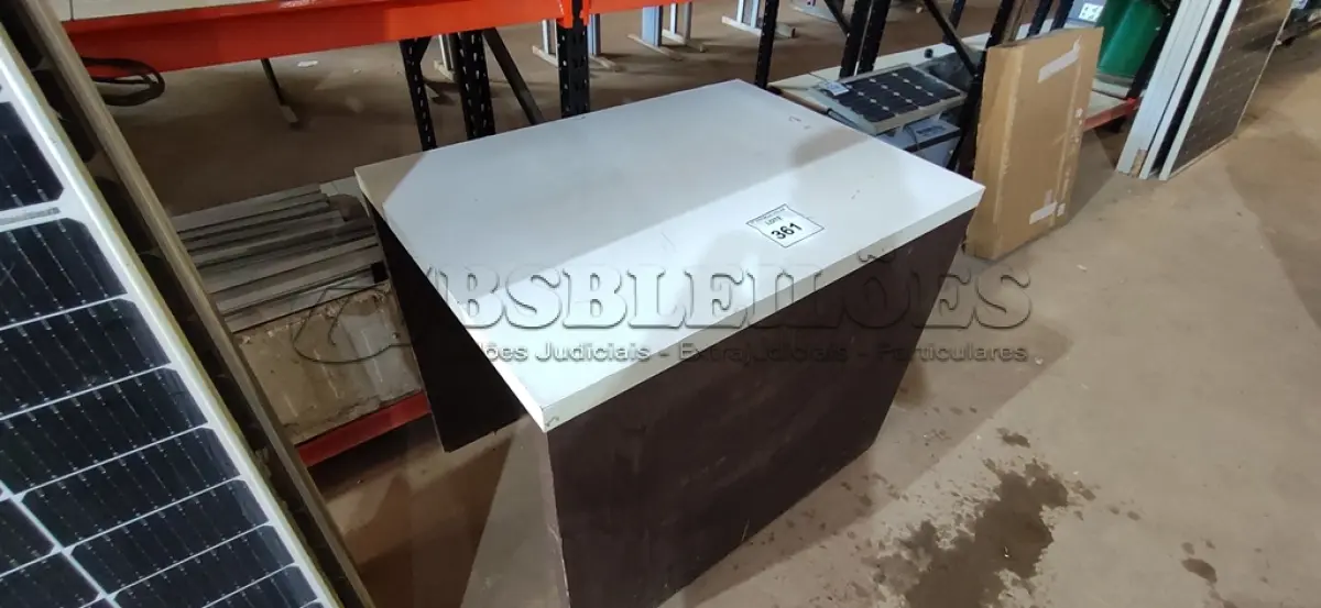 LOTE 361 - 01 MESA EM MADEIRA. (NO ESTADO) ATENÇÃO! FAZER A VISITAÇÃO ANTES DE ARREMATAR, NÃO SABEMOS SE FUNCIONA, LEILÃO NÃO TEM GARANTIA E NEM DEVOLUÇÃO, SUJEITO A POSSÍVEIS AVARIAS VISÍVEIS/OCULTAS E/OU AUSÊNCIA DE COMPONENTES.