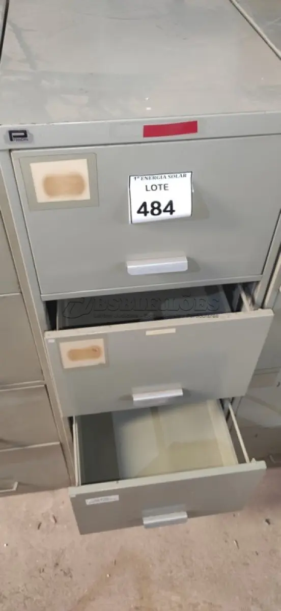 LOTE 484 - 01 ARQUIVO DE AÇO COM 4 GAVETAS. (NO ESTADO) ATENÇÃO! FAZER A VISITAÇÃO ANTES DE ARREMATAR, NÃO SABEMOS SE FUNCIONA, LEILÃO NÃO TEM GARANTIA E NEM DEVOLUÇÃO, SUJEITO A POSSÍVEIS AVARIAS VISÍVEIS/OCULTAS