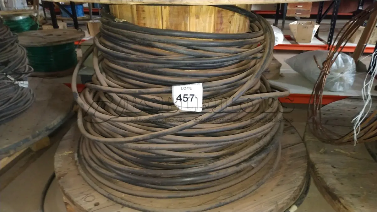 LOTE 457 - 01 CARRETEL COM 40M DE FIO 150MM DE ALUMÍNIO ISOLADO PRETO. (NO ESTADO) ATENÇÃO! FAZER A VISITAÇÃO ANTES DE ARREMATAR, NÃO SABEMOS SE FUNCIONA, LEILÃO NÃO TEM GARANTIA E NEM DEVOLUÇÃO, SUJEITO A POSSÍVEIS AVARIAS VISÍVEIS/OCULTAS E/OU