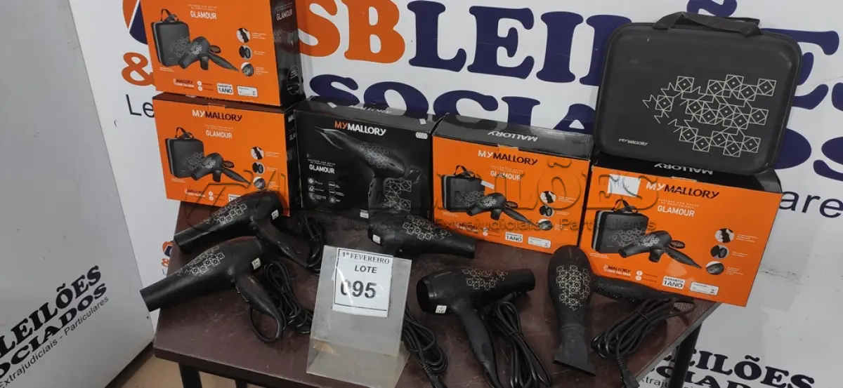 LOTE 095 - 05 SECADORES DE CABELO COM MALETA SENDO 04 127V E 01 DE 220V MARCA MALLORY. (NO ESTADO) ATENÇÃO! FAZER A VISITAÇÃO ANTES DE ARREMATAR, NÃO SABEMOS SE FUNCIONA, LEILÃO NÃO TEM GARANTIA E NEM DEVOLUÇÃO, SUJEITO A POSSÍVEIS AVARIAS VISÍVEIS/OCULTAS E/OU AUSÊNCIA DE COMPONENTES.
