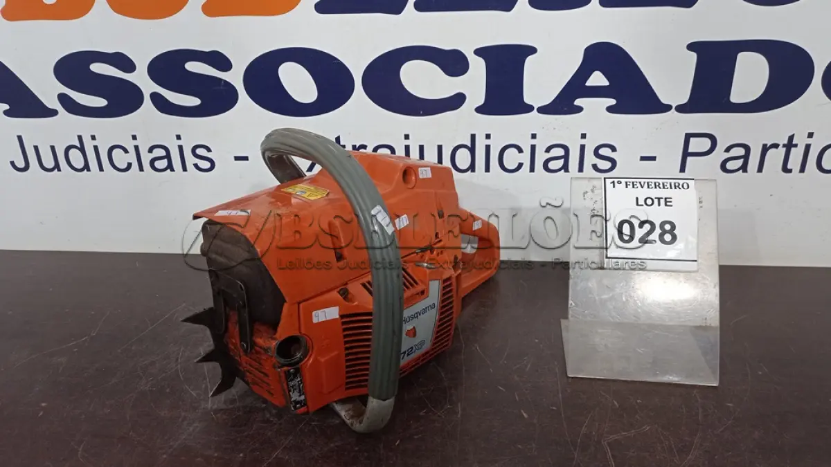 LOTE 028 - 01 MOTOSSERRA INCOMPLETA MODELO 272XP MARCA HUSQVARNA. (NO ESTADO) ATENÇÃO! FAZER A VISITAÇÃO ANTES DE ARREMATAR, NÃO SABEMOS SE FUNCIONA, LEILÃO NÃO TEM GARANTIA E NEM DEVOLUÇÃO, SUJEITO A POSSÍVEIS AVARIAS VISÍVEIS/OCULTAS E/OU AUSÊNCIA DE COMPONENTES.