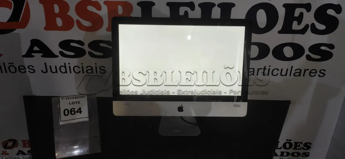 LOTE 064 - 01 IMAC APPLE. (NO ESTADO) ATENÇÃO! FAZER A VISITAÇÃO ANTES DE ARREMATAR, NÃO SABEMOS SE FUNCIONA, LEILÃO NÃO TEM GARANTIA E NEM DEVOLUÇÃO, SUJEITO A POSSÍVEIS AVARIAS VISÍVEIS/OCULTAS E/OU AUSÊNCIA DE COMPONENTES.