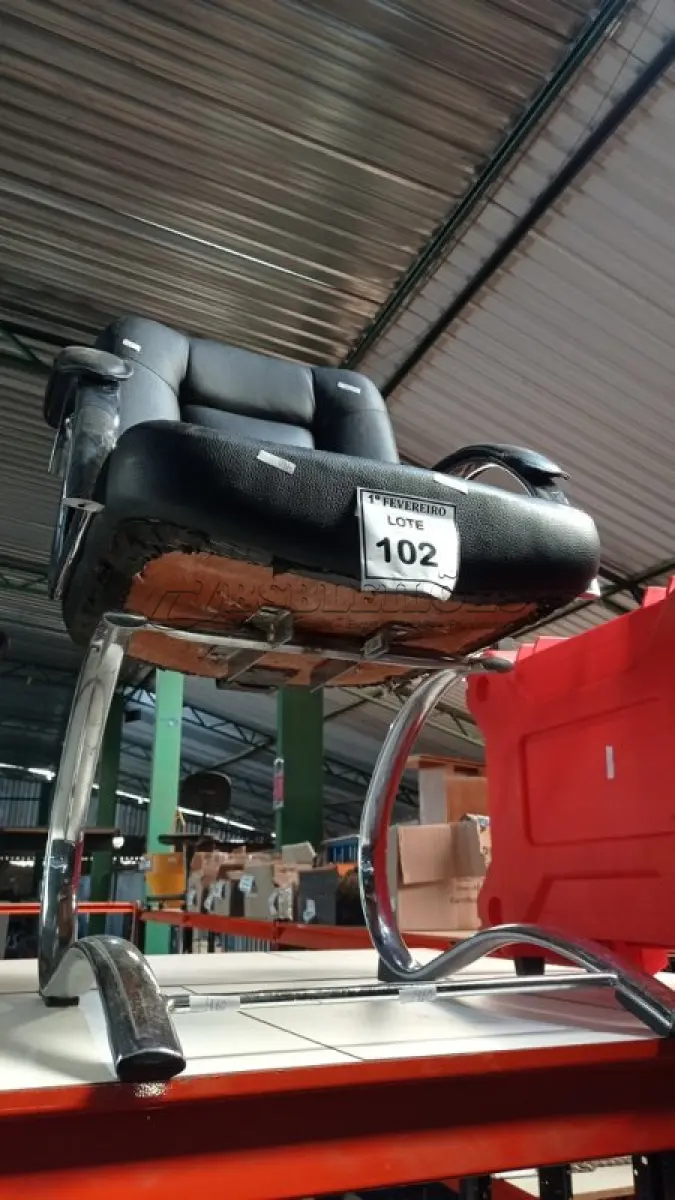 LOTE 102 - 01 CADEIRA DE ESCRITÓRIO NA COR PRETA COM BASE E BRAÇOS CROMADOS. (NO ESTADO) ATENÇÃO! FAZER A VISITAÇÃO ANTES DE ARREMATAR, NÃO SABEMOS SE FUNCIONA, LEILÃO NÃO TEM GARANTIA E NEM DEVOLUÇÃO, SUJEITO A POSSÍVEIS AVARIAS VISÍVEIS/OCULTAS E/OU AUSÊNCIA DE COMPONENTES.