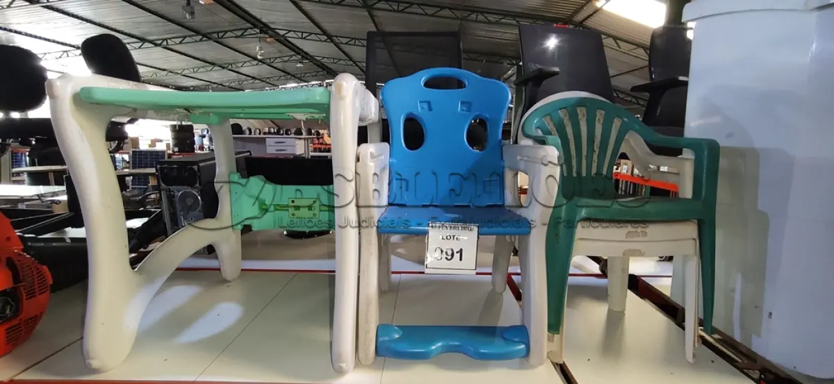 LOTE 091 - 01 MESA INFANTIL E 03 CADEIRAS INFANTIS. (NO ESTADO) ATENÇÃO! FAZER A VISITAÇÃO ANTES DE ARREMATAR, NÃO SABEMOS SE FUNCIONA, LEILÃO NÃO TEM GARANTIA E NEM DEVOLUÇÃO, SUJEITO A POSSÍVEIS AVARIAS VISÍVEIS/OCULTAS E/OU AUSÊNCIA DE COMPONENTES.