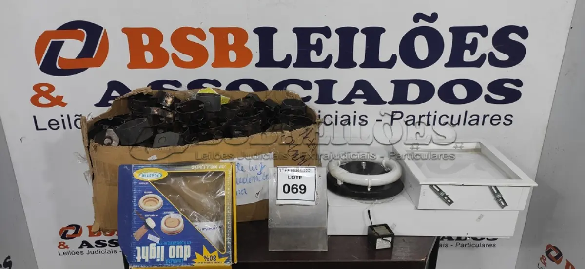 LOTE 069 - 03 LUMINÁRIAS DE EMBUTIR DE MODELOS DIVERSOS E 01 CAIXA COM GRANDE QUANTIDADE DE CAIXAS LUZ REDONDA DE METAL. (NO ESTADO) ATENÇÃO! FAZER A VISITAÇÃO ANTES DE ARREMATAR, NÃO SABEMOS SE FUNCIONA, LEILÃO NÃO TEM GARANTIA E NEM DEVOLUÇÃO, SUJEITO A POSSÍVEIS AVARIAS VISÍVEIS/OCULTAS E/OU AUSÊNCIA DE COMPONENTES.