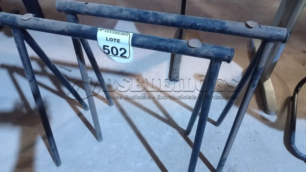 LOTE 502 - 02 CAVALETES DE FERRO. (NO ESTADO) ATENÇÃO! FAZER A VISITAÇÃO ANTES DE ARREMATAR, NÃO SABEMOS SE FUNCIONA, LEILÃO NÃO TEM GARANTIA E NEM DEVOLUÇÃO, SUJEITO A POSSÍVEIS AVARIAS VISÍVEIS/OCULTAS E/OU AUSÊNCIA DE COMPONENTES.