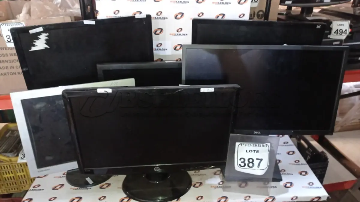 LOTE 387 - 06 MONITORES DE MARCAS E MODELOS DIVERSOS. (NO ESTADO) ATENÇÃO! FAZER A VISITAÇÃO ANTES DE ARREMATAR, NÃO SABEMOS SE FUNCIONA, LEILÃO NÃO TEM GARANTIA E NEM DEVOLUÇÃO, SUJEITO A POSSÍVEIS AVARIAS VISÍVEIS/OCULTAS E/OU AUSÊNCIA DE COMPONENTES.