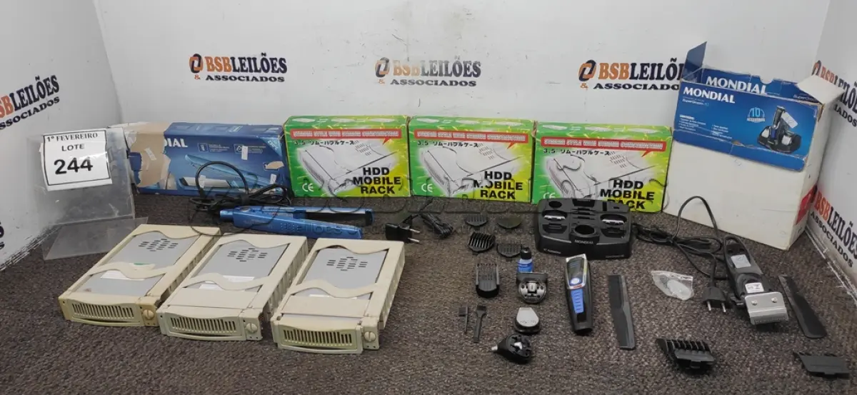 LOTE 244 - 03 RACKS PARA DISCO, 02 MÁQUINAS DE CORTAR CABELO E 01 PRANCHA DE CABELO. (NO ESTADO) ATENÇÃO! FAZER A VISITAÇÃO DE ARREMATAR, NÃO SABEMOS SE FUNCIONA, LEILÃO NÃO TEM GARANTIA E NEM DEVOLUÇÃO, SUJEITO A POSSÍVEIS AVARIAS VISÍVEIS/OCULTAS E/OU AUSÊNCIA DE COMPONENTES.