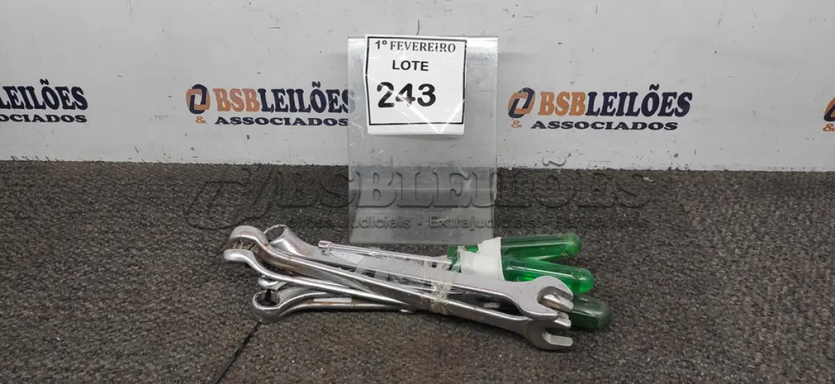 LOTE 243 - 01 LOTE COM VÁRIAS CHAVES TAMANHOS E MEDIDAS DIVERSAS MARCA BELZER. (NO ESTADO) ATENÇÃO! FAZER A VISITAÇÃO ANTES DE ARREMATAR, NÃO SABEMOS SE FUNCIONA, LEILÃO NÃO TEM GARANTIA E NEM DEVOLUÇÃO, SUJEITO A POSSÍVEIS AVARIAS VISÍVEIS/OCULTAS E/OU AUSÊNCIA DE COMPONENTES.