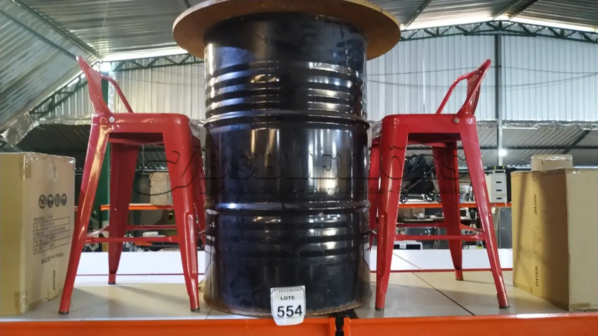 LOTE 554 - 01 MESA FEITA DE TAMBOR METÁLICO COM 02 BANQUETAS DE FERRO. (NO ESTADO) ATENÇÃO! FAZER A VISITAÇÃO ANTES DE ARREMATAR, NÃO SABEMOS SE FUNCIONA, LEILÃO NÃO TEM GARANTIA E NEM DEVOLUÇÃO, SUJEITO A POSSÍVEIS AVARIAS VISÍVEIS/OCULTAS E/OU AUSÊNCIA DE COMPONENTES.