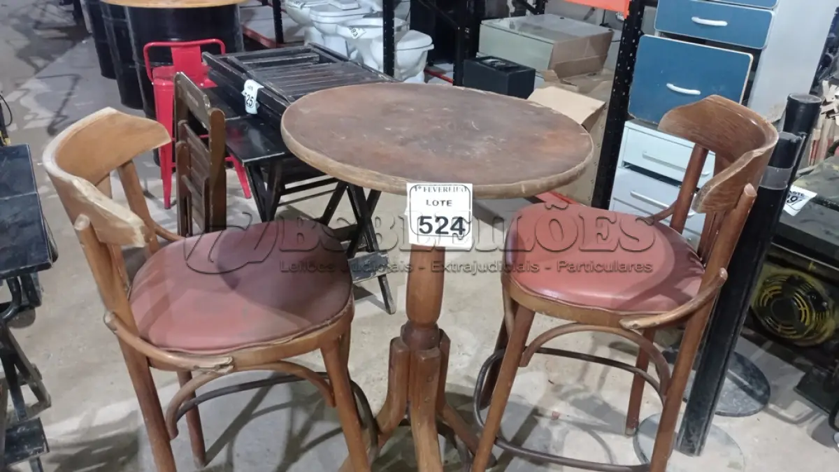 LOTE 524 - 01 MESA BISTRÔ ALTA EM MADEIRA E 02 CADEIRAS ALTAS EM MADEIRA. (NO ESTADO) ATENÇÃO! FAZER A VISITAÇÃO ANTES DE ARREMATAR, NÃO SABEMOS SE FUNCIONA, LEILÃO NÃO TEM GARANTIA E NEM DEVOLUÇÃO, SUJEITO A POSSÍVEIS AVARIAS VISÍVEIS/OCULTAS E/OU AUSÊNCIA DE COMPONENTES.