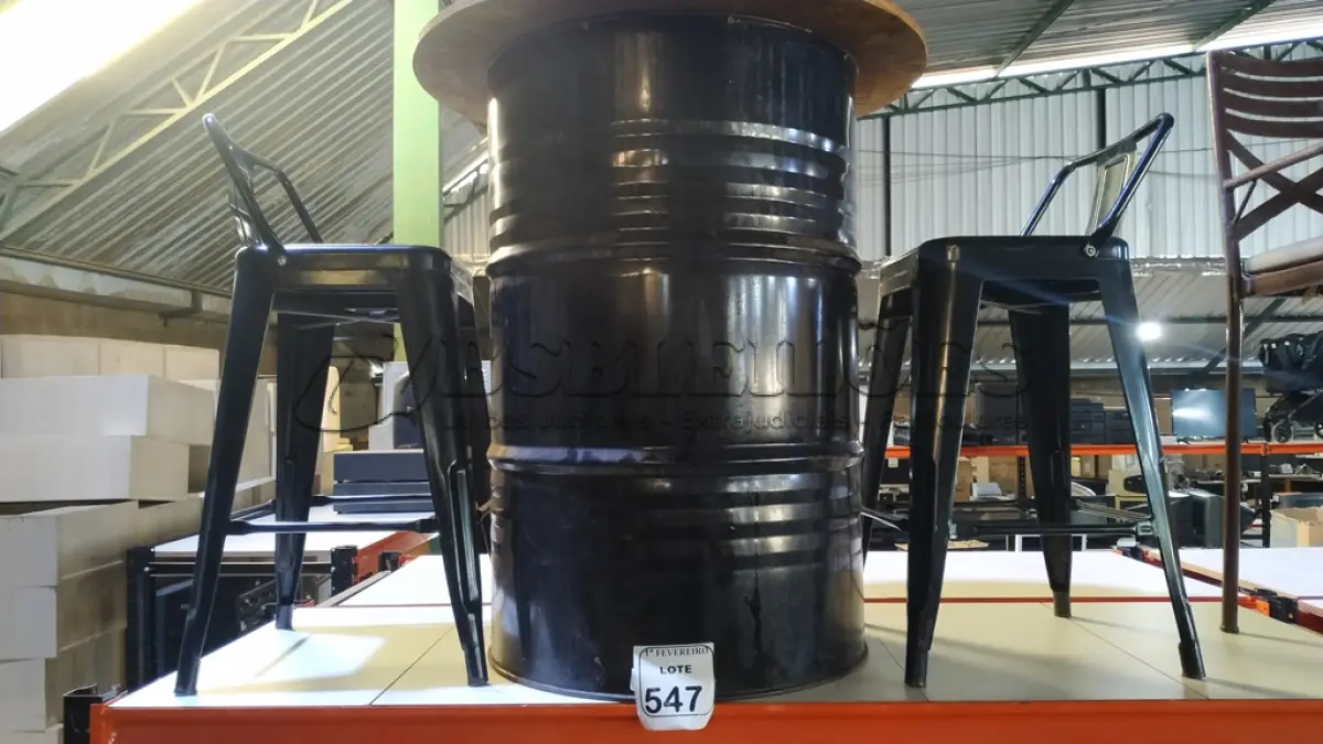 LOTE 547 - 01 MESA FEITA DE TAMBOR METÁLICO COM 02 BANQUETAS DE FERRO. (NO ESTADO) ATENÇÃO! FAZER A VISITAÇÃO ANTES DE ARREMATAR, NÃO SABEMOS SE FUNCIONA, LEILÃO NÃO TEM GARANTIA E NEM DEVOLUÇÃO, SUJEITO A POSSÍVEIS AVARIAS VISÍVEIS/OCULTAS E/OU AUSÊNCIA DE COMPONENTES.