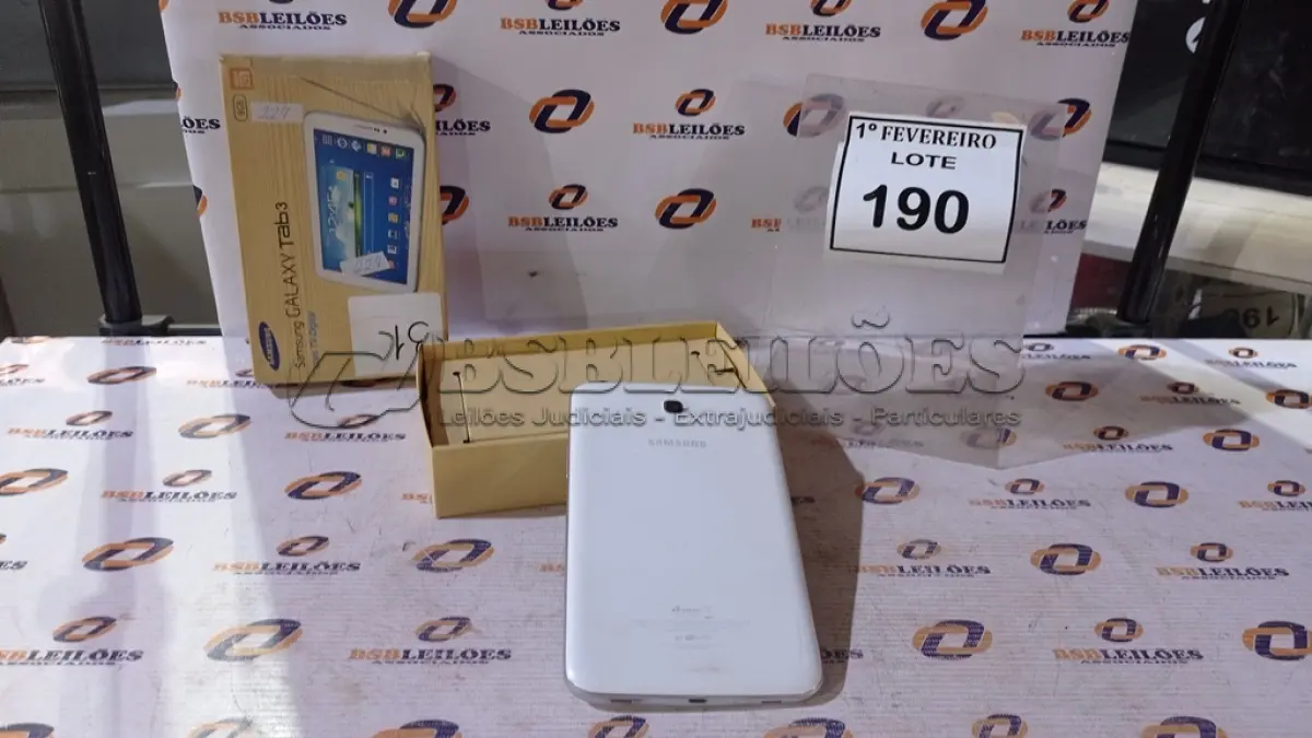 LOTE 190 - 01 TABLET MODELO GALAXY TAB3 MARCA SAMSUNG. (NO ESTADO) ATENÇÃO! FAZER A VISITAÇÃO ANTES DE ARREMATAR, NÃO SABEMOS SE FUNCIONA, LEILÃO NÃO TEM GARANTIA E NEM DEVOLUÇÃO, SUJEITO A POSSÍVEIS AVARIAS VISÍVEIS/OCULTAS E/OU AUSÊNCIA DE COMPONENTES.