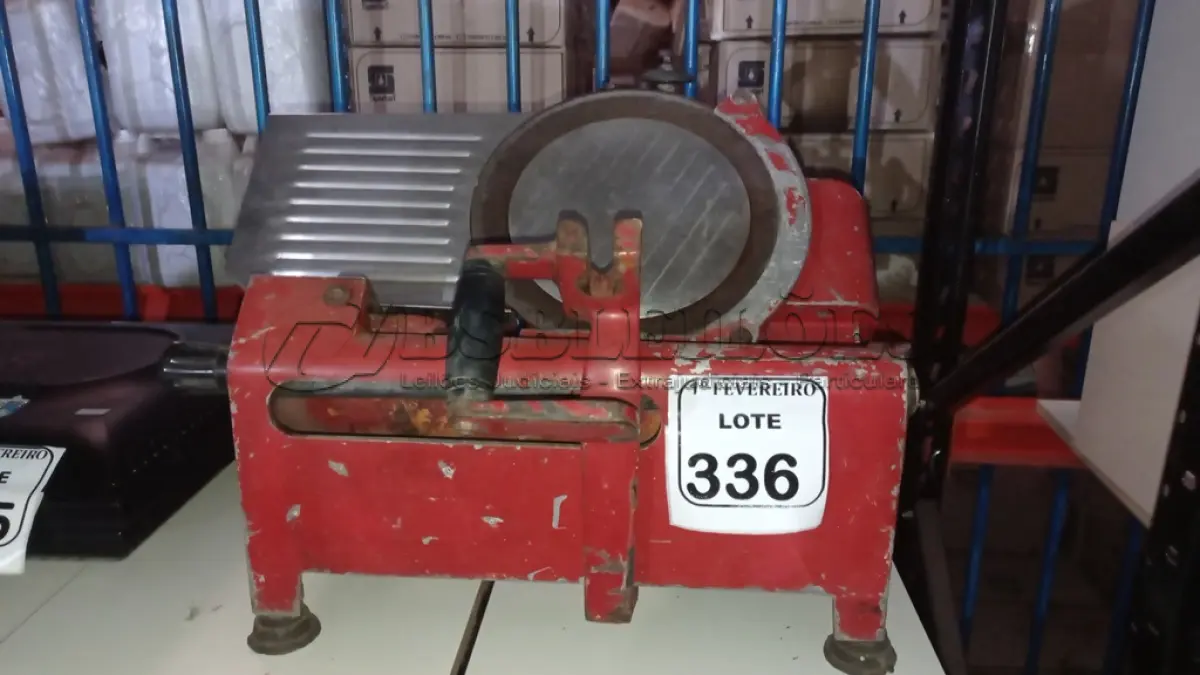 LOTE 336 - 01 MÁQUINA FATIADORA DE FRIOS. (NO ESTADO) ATENÇÃO! FAZER A VISITAÇÃO ANTES DE ARREMATAR, NÃO SABEMOS SE FUNCIONA, LEILÃO NÃO TEM GARANTIA E NEM DEVOLUÇÃO, SUJEITO A POSSÍVEIS AVARIAS VISÍVEIS/OCULTAS E/OU AUSÊNCIA DE COMPONENTES.