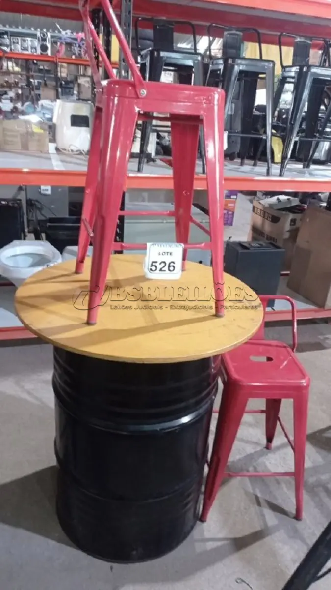 LOTE 526 - 01 MESA FEITA DE TAMBOR METÁLICO COM 02 BANQUETAS DE FERRO. (NO ESTADO) ATENÇÃO! FAZER A VISITAÇÃO ANTES DE ARREMATAR, NÃO SABEMOS SE FUNCIONA, LEILÃO NÃO TEM GARANTIA E NEM DEVOLUÇÃO, SUJEITO A POSSÍVEIS AVARIAS VISÍVEIS/OCULTAS E/OU AUSÊNCIA DE COMPONENTES.