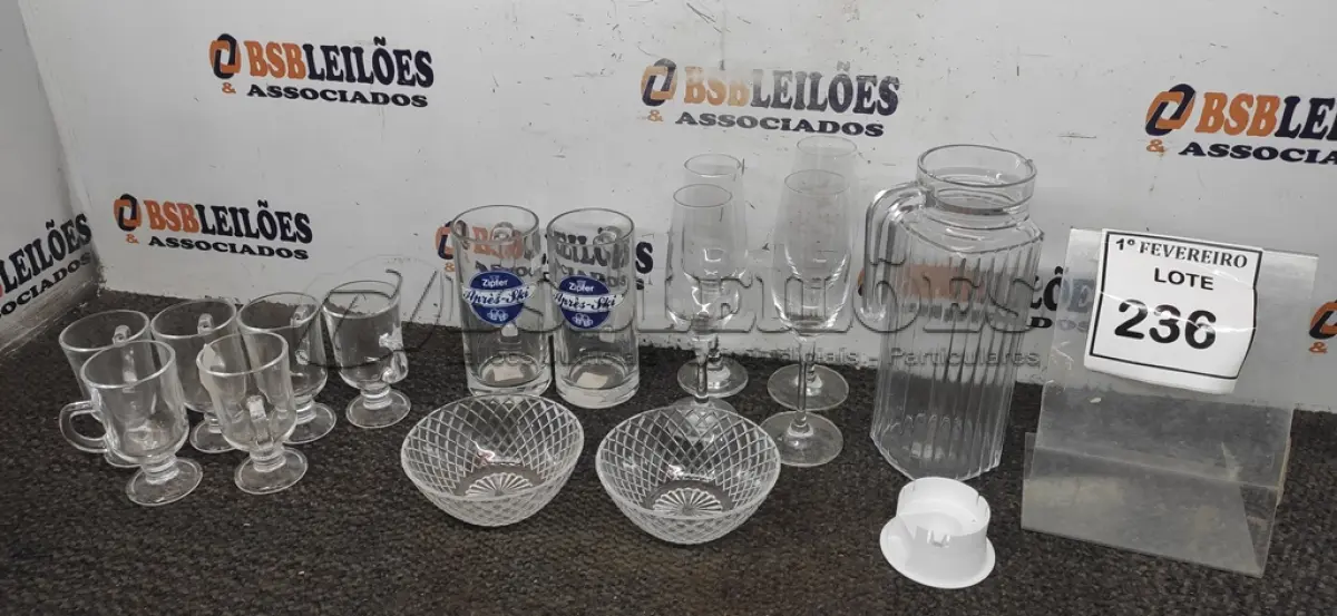 LOTE 236 - 04 TAÇAS PARA ESPUMANTE, 02 COPOS PARA CHOPP, 01 JARRA DE VIDRO E 02 VASILHAS DE VIDRO. (NO ESTADO) ATENÇÃO! FAZER A VISITAÇÃO ANTES DE ARREMATAR, NÃO SABEMOS SE FUNCIONA, LEILÃO NÃO TEM GARANTIA E NEM DEVOLUÇÃO, SUJEITO A POSSÍVEIS AVARIAS VISÍVEIS/OCULTAS E/OU AUSÊNCIA DE COMPONENTES.