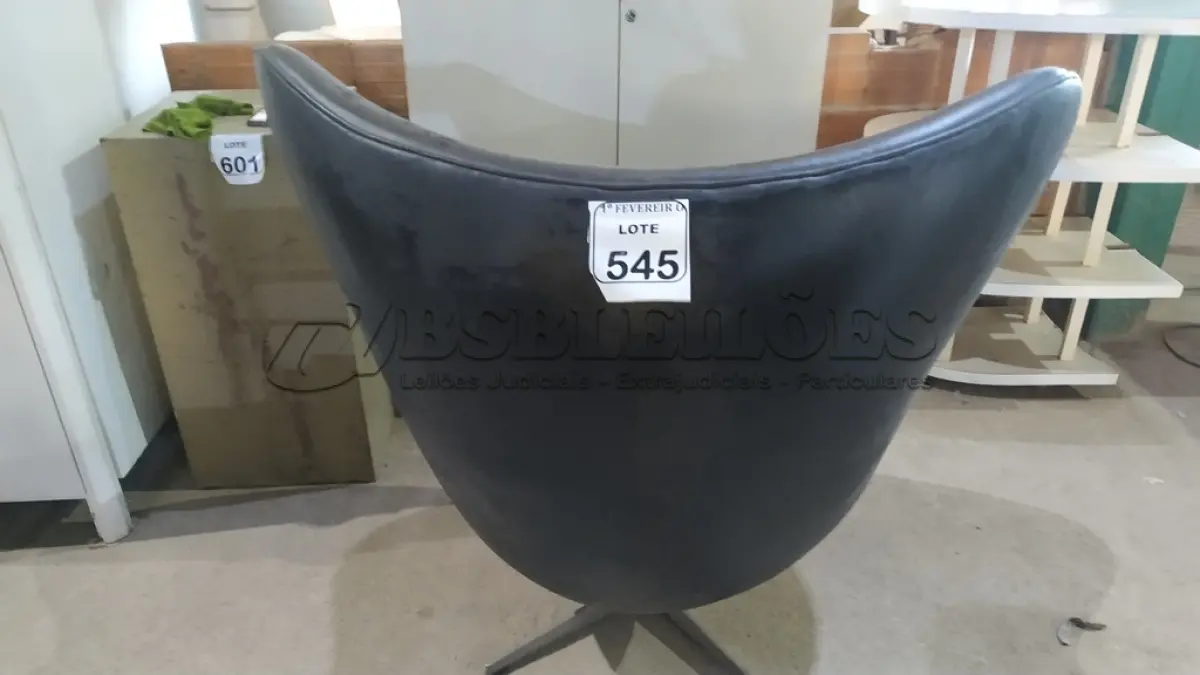 LOTE 545 - 01 POLTRONA EGG NA COR PRETA. (NO ESTADO) ATENÇÃO! FAZER A VISITAÇÃO ANTES DE ARREMATAR, NÃO SABEMOS SE FUNCIONA, LEILÃO NÃO TEM GARANTIA E NEM DEVOLUÇÃO, SUJEITO A POSSÍVEIS AVARIAS VISÍVEIS/OCULTAS E/OU AUSÊNCIA DE COMPONENTES.