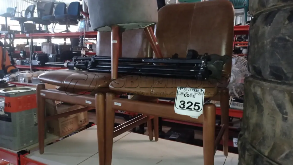 LOTE 325 - 02 CADEIRAS DE MADEIRA COM ASSENTOS ALMOFADADOS REVESTIDO EM COURO SINTÉTICO NA COR CARAMELO, 01 BANCO REDONDO NA COR CINZA E 02 TRIPÉS PARA CÂMERAS. (NO ESTADO) ATENÇÃO! FAZER A VISITAÇÃO ANTES DE ARREMATAR, NÃO SABEMOS SE FUNCIONA, LEILÃO NÃO TEM GARANTIA E NEM DEVOLUÇÃO, SUJEITO A POSSÍVEIS AVARIAS VISÍVEIS/OCULTAS E/OU AUSÊNCIA DE COMPONENTES.
