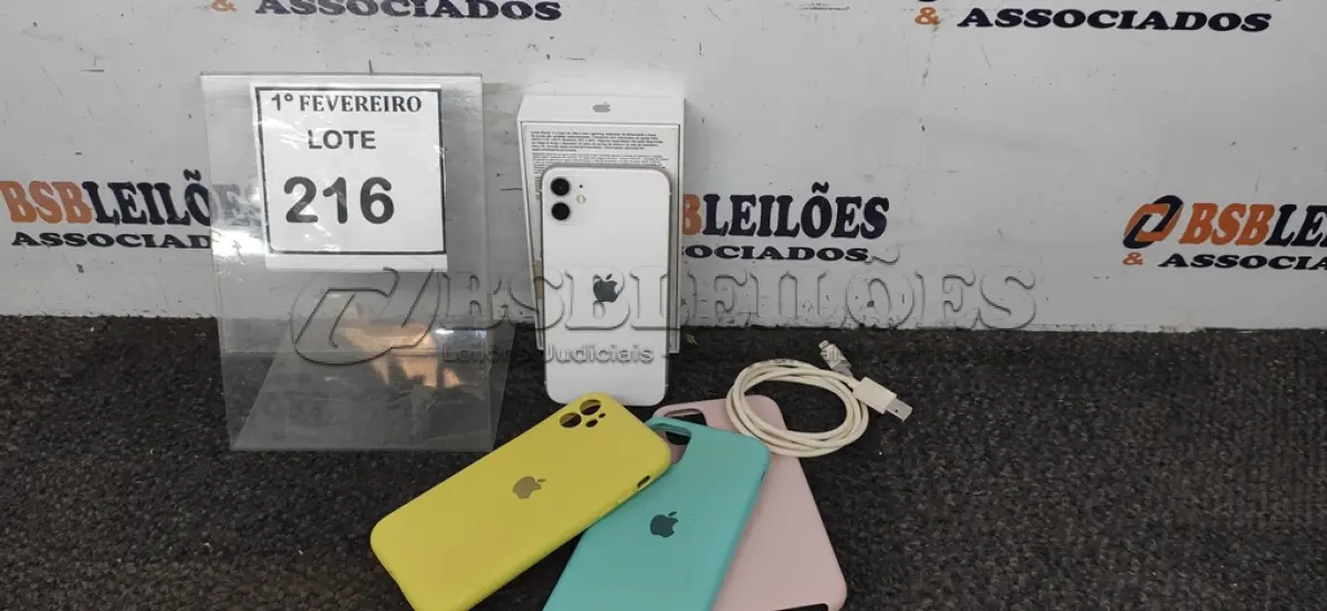 LOTE 216 - 01 IPHONE 11 64GB BRANCO SERIE: 351082463788482, CARREGADOR E 03 CAPINHAS. (NO ESTADO) ATENÇÃO! FAZER A VISITAÇÃO ANTES DE ARREMATAR, NÃO SABEMOS SE FUNCIONA, LEILÃO NÃO TEM GARANTIA E NEM DEVOLUÇÃO, SUJEITO A POSSÍVEIS AVARIAS VISÍVEIS/OCULTAS E/OU AUSÊNCIA DE COMPONENTES.