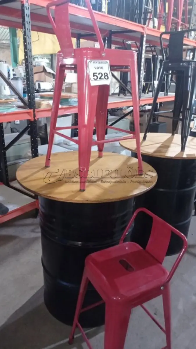 LOTE 528 - 01 MESA FEITA DE TAMBOR METÁLICO COM 02 BANQUETAS DE FERRO. (NO ESTADO) ATENÇÃO! FAZER A VISITAÇÃO ANTES DE ARREMATAR, NÃO SABEMOS SE FUNCIONA, LEILÃO NÃO TEM GARANTIA E NEM DEVOLUÇÃO, SUJEITO A POSSÍVEIS AVARIAS VISÍVEIS/OCULTAS E/OU AUSÊNCIA DE COMPONENTES.