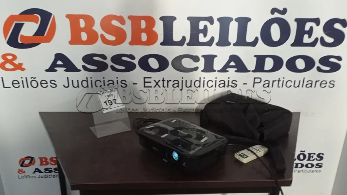 LOTE 197 - 01 PROJETOR COM CONTROLE E CABOS DE FORÇA MARCA EPSON. (NO ESTADO) ATENÇÃO! FAZER A VISITAÇÃO ANTES DE ARREMATAR, NÃO SABEMOS SE FUNCIONA, LEILÃO NÃO TEM GARANTIA E NEM DEVOLUÇÃO, SUJEITO A POSSÍVEIS AVARIAS VISÍVEIS/OCULTAS E/OU AUSÊNCIA DE COMPONENTES.