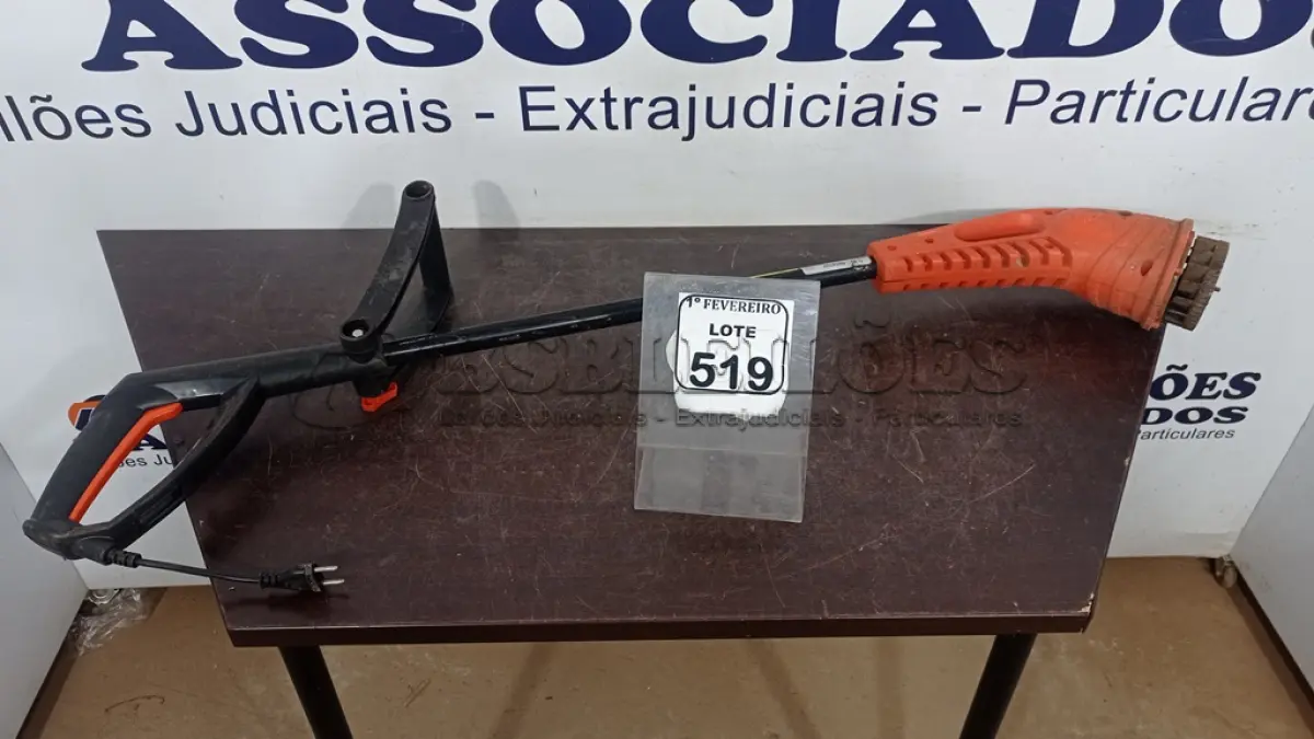 LOTE 519 - 01 ROÇADEIRA ELÉTRICA 220V MARCA TRAMONTINA. (NO ESTADO) ATENÇÃO! FAZER A VISITAÇÃO ANTES DE ARREMATAR, NÃO SABEMOS SE FUNCIONA, LEILÃO NÃO TEM GARANTIA E NEM DEVOLUÇÃO, SUJEITO A POSSÍVEIS AVARIAS VISÍVEIS/OCULTAS E/OU AUSÊNCIA DE COMPONENTES.