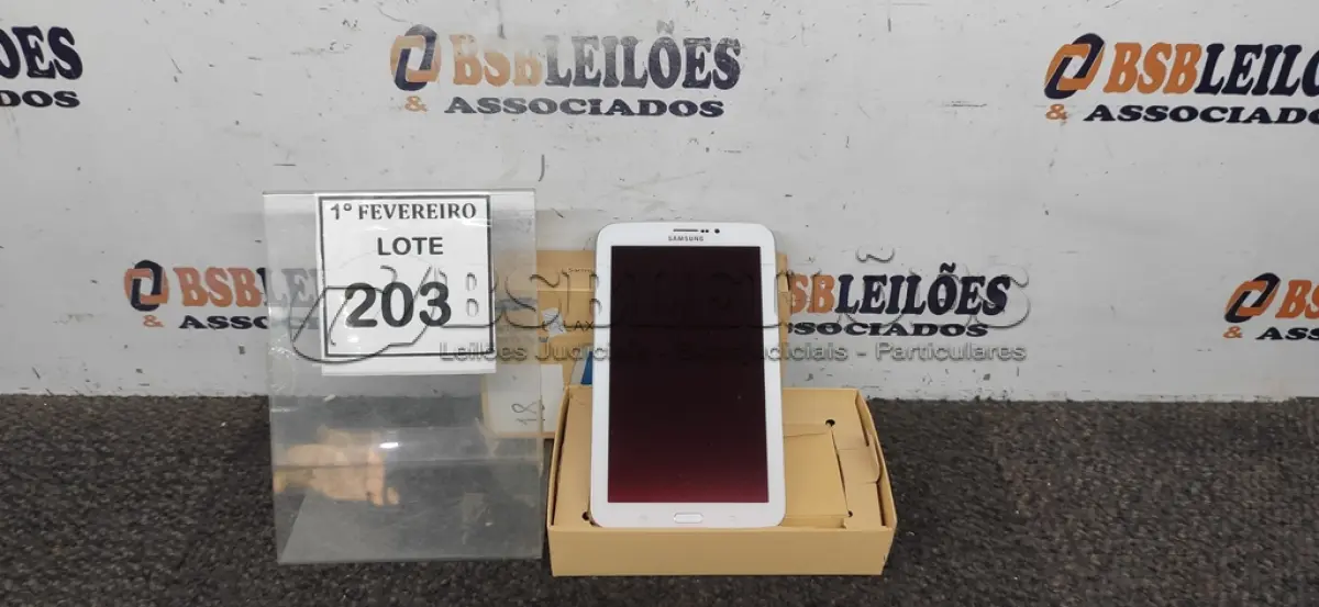 LOTE 203 - 01 TABLET MODELO GALAXY TAB3 MARCA SAMSUNG. (NO ESTADO) ATENÇÃO! FAZER A VISITAÇÃO ANTES DE ARREMATAR, NÃO SABEMOS SE FUNCIONA, LEILÃO NÃO TEM GARANTIA E NEM DEVOLUÇÃO, SUJEITO A POSSÍVEIS AVARIAS VISÍVEIS/OCULTAS E/OU AUSÊNCIA DE COMPONENTES.