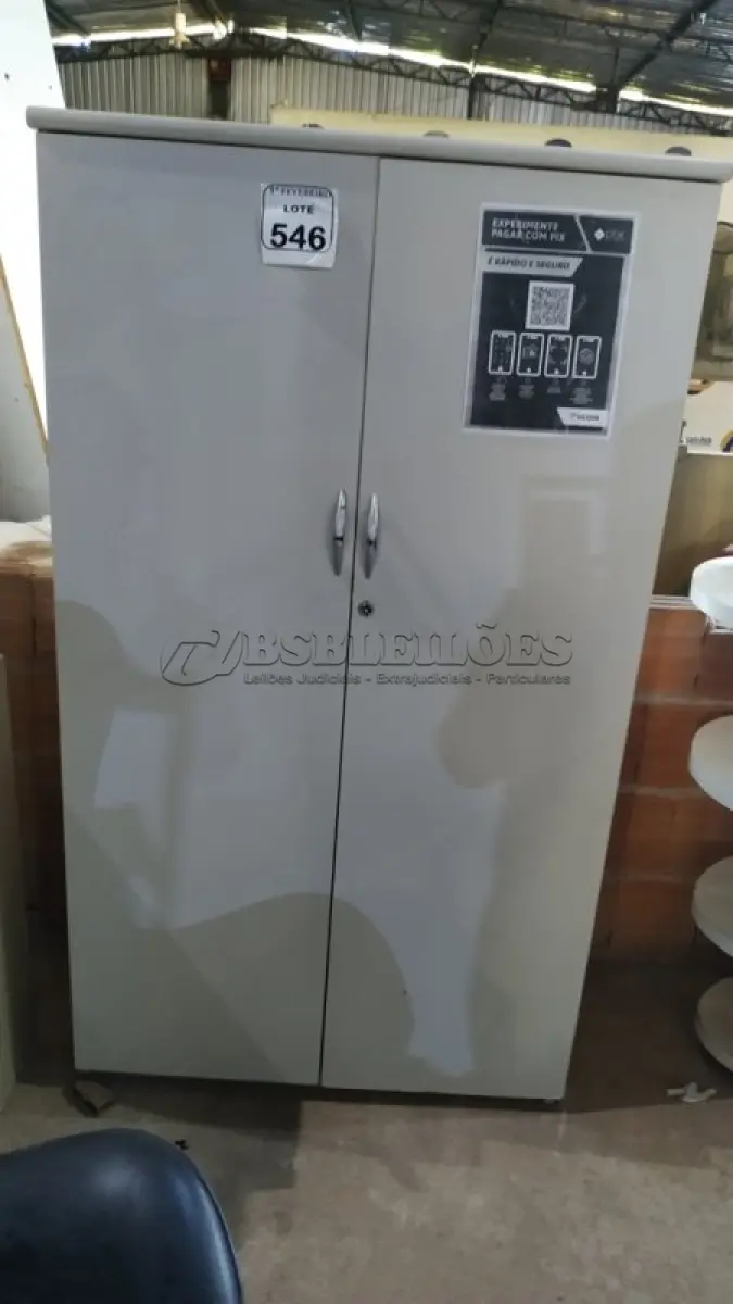 LOTE 546 - 01 ARMÁRIO EM MADEIRA COM 02 PORTAS. (NO ESTADO) ATENÇÃO! FAZER A VISITAÇÃO ANTES DE ARREMATAR, NÃO SABEMOS SE FUNCIONA, LEILÃO NÃO TEM GARANTIA E NEM DEVOLUÇÃO, SUJEITO A POSSÍVEIS AVARIAS VISÍVEIS/OCULTAS E/OU AUSÊNCIA DE COMPONENTES.