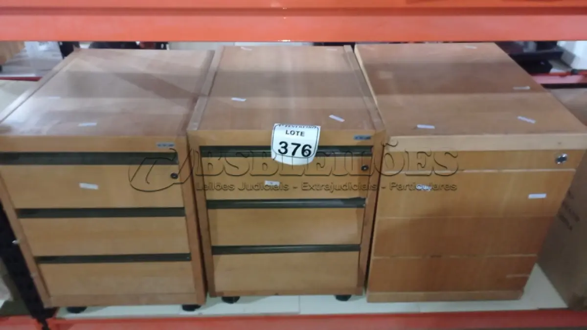 LOTE 376 - 03 GAVETEIROS DE MADEIRA COM 03 GAVETAS CADA. (NO ESTADO) ATENÇÃO! FAZER A VISITAÇÃO ANTES DE ARREMATAR, NÃO SABEMOS SE FUNCIONA, LEILÃO NÃO TEM GARANTIA E NEM DEVOLUÇÃO, SUJEITO A POSSÍVEIS AVARIAS VISÍVEIS/OCULTAS E/OU AUSÊNCIA DE COMPONENTES.