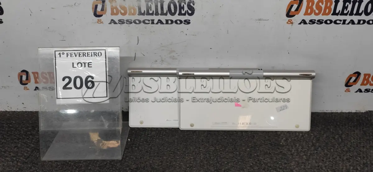 LOTE 206 - 02 TECLADOS MARCA APPLE. (NO ESTADO) ATENÇÃO! FAZER A VISITAÇÃO ANTES DE ARREMATAR, NÃO SABEMOS SE FUNCIONA, LEILÃO NÃO TEM GARANTIA E NEM DEVOLUÇÃO, SUJEITO A POSSÍVEIS AVARIAS VISÍVEIS/OCULTAS E/OU AUSÊNCIA DE COMPONENTES.